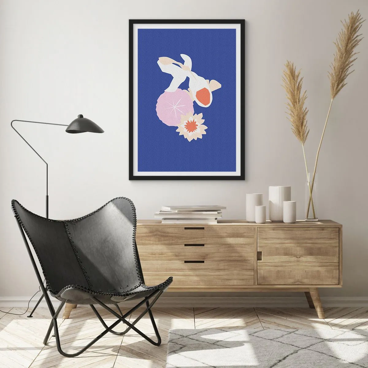 Plakat i sort ramme - Koi-fisk omgivet af blomster mod en intens baggrund - 50x70cm - Sammensætning af blomster og knopper - Moderne vægdekoration til stue og soveværelse ARTTOR