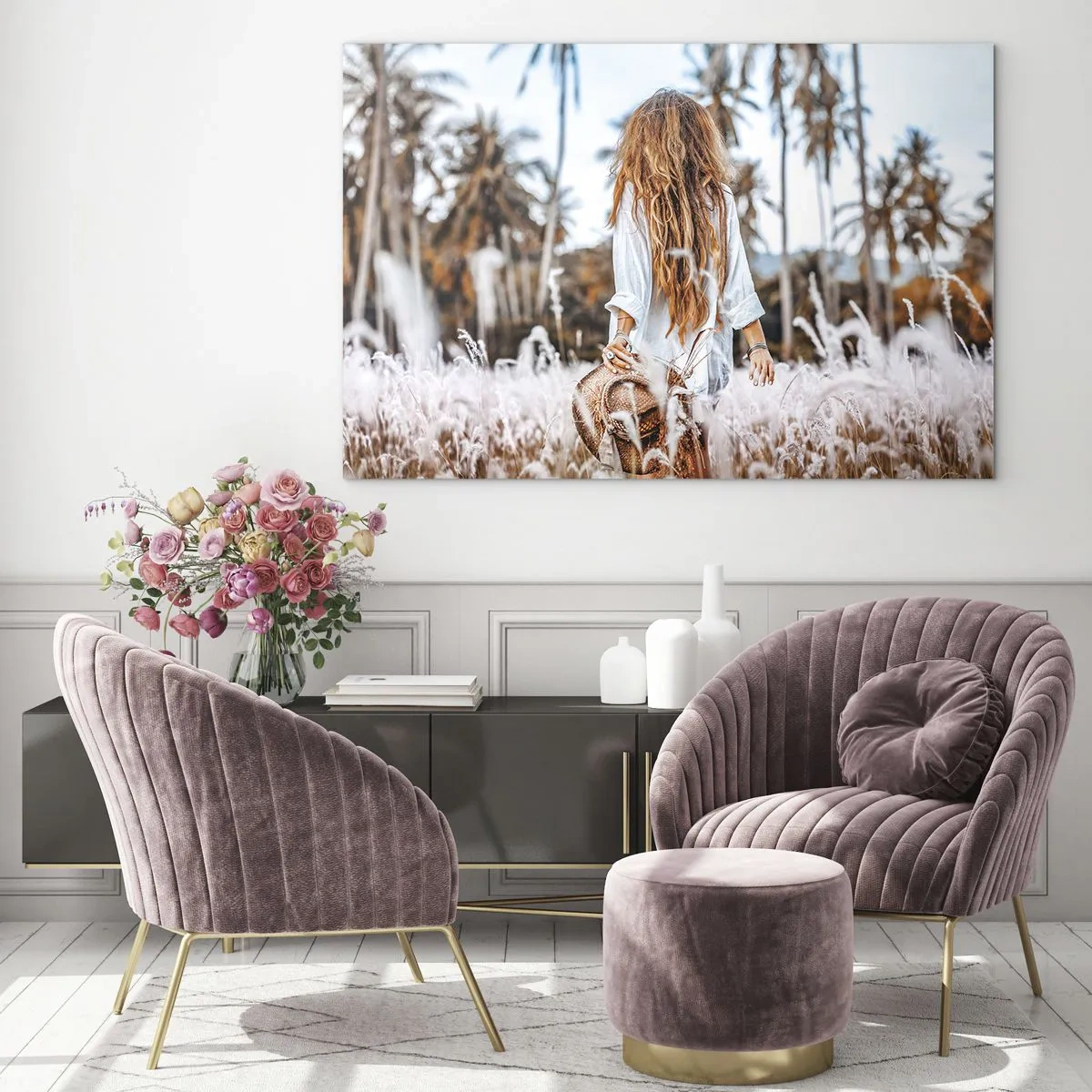 Billede på glas - En kvinde i græsset med en hat i hånden mod en baggrund af palmer - 70x50cm - Født af græsdun - Moderne vægdekoration til stue og soveværelse ARTTOR