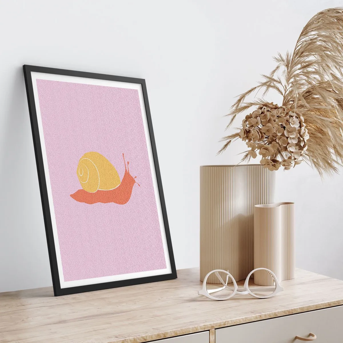 Plakat i sort ramme - Minimalistisk sneglegrafik på en pastelbaggrund - 50x70cm - Der er ingen hastværk - Moderne vægdekoration til stue og soveværelse ARTTOR