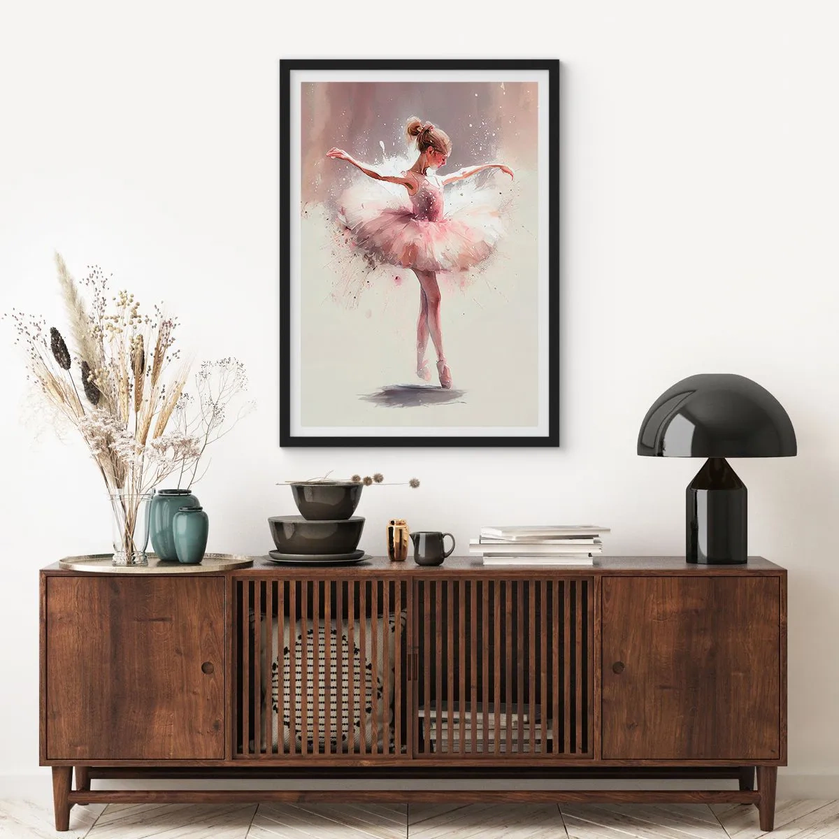 Plakat i sort ramme - Ballerina i kunstnerisk bevægelse - 50x70cm - Som en ung fugl - Moderne vægdekoration til stue og soveværelse ARTTOR