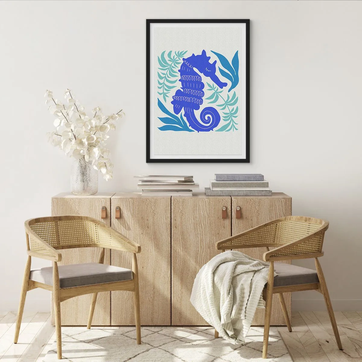 Plakat i sort ramme - En stiliseret søhest omgivet af vegetation. - 50x70cm - På en eng under vandet - Moderne vægdekoration til stue og soveværelse ARTTOR