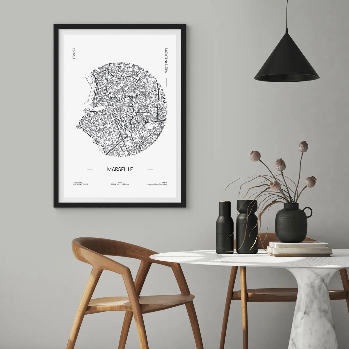 Plakat i sort ramme - Minimalistisk kort over Marseille i en cirkel - 50x70cm - Marseilles anatomi - Moderne vægdekoration til stue og soveværelse ARTTOR
