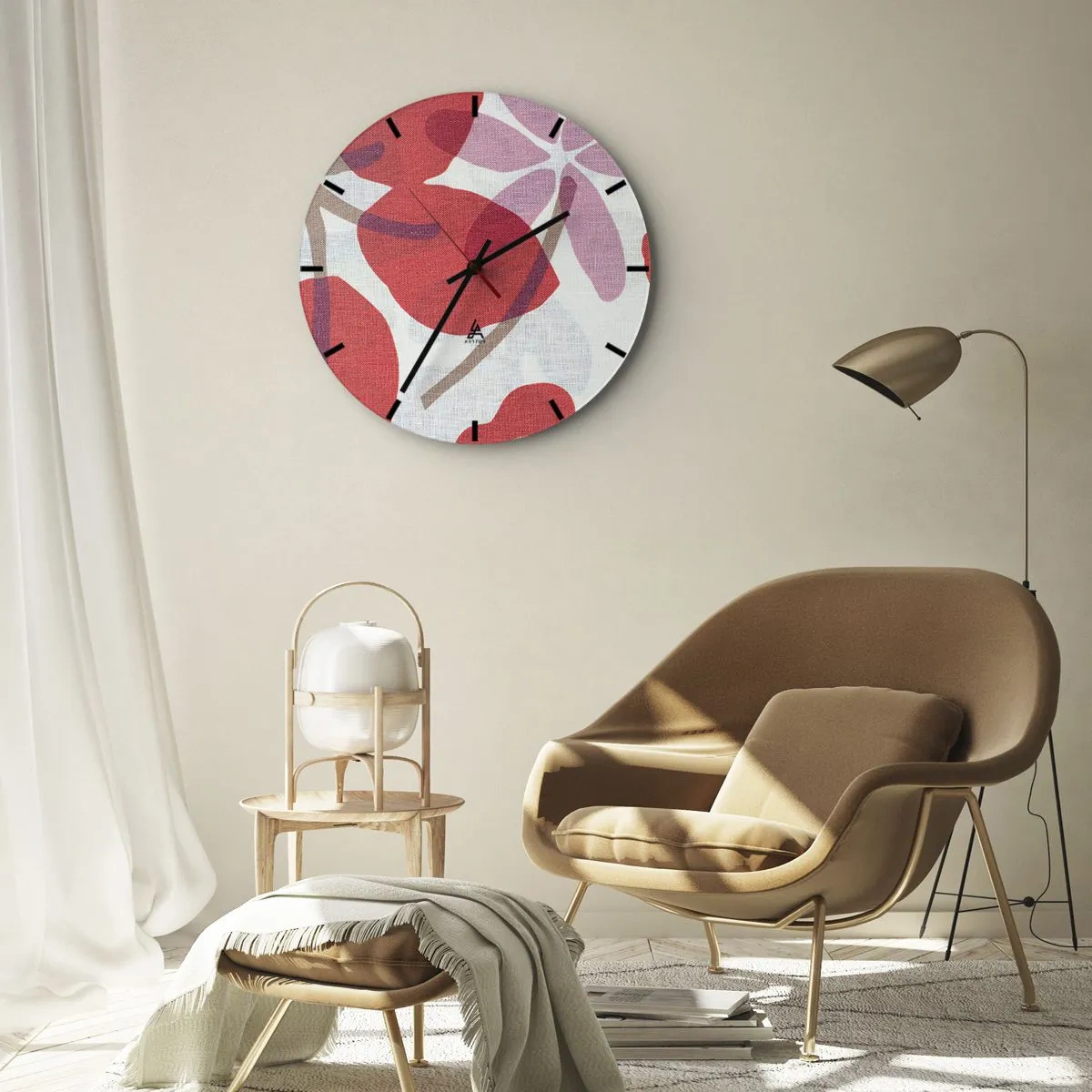 Vægur, Uret - Lyserøde og røde blade på en hvid baggrund med en linnedtekstur - 30x30cm - Blomsterkomposition i pink - Moderne vægdekoration til stue, køkken og soveværelse ARTTOR