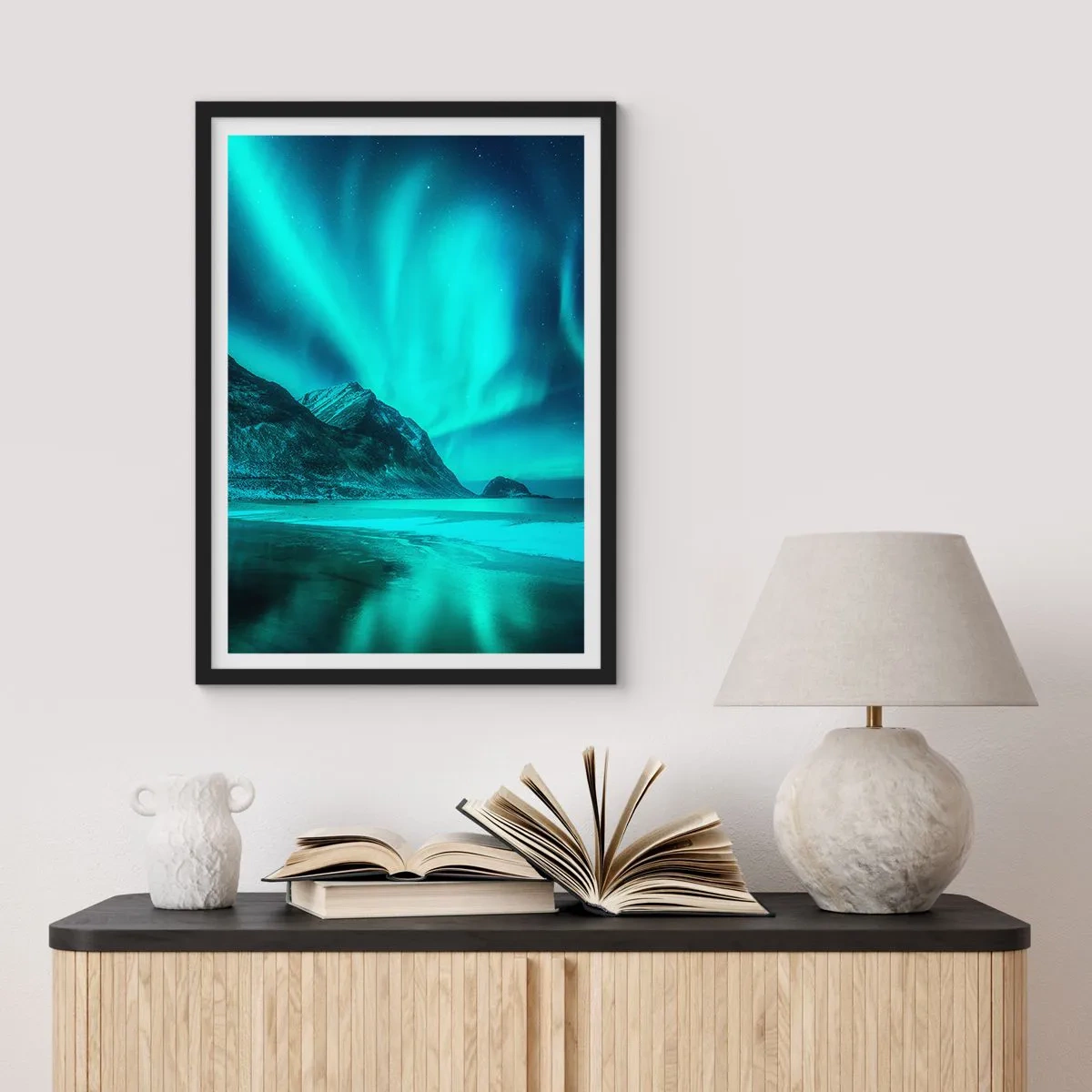 Plakat i sort ramme - Et fotografisk billede af nordlyset over et bjergrigt landskab - 50x70cm - Nordens vidundere - Moderne vægdekoration til stue og soveværelse ARTTOR