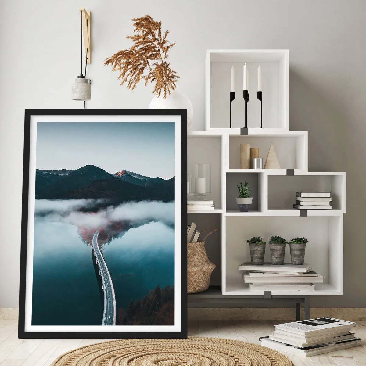 Plakat i sort ramme - En bro over en rolig sø, der spejler bjergene i baggrunden. - 50x70cm - Over vand så glat som et spejl - Moderne vægdekoration til stue og soveværelse ARTTOR