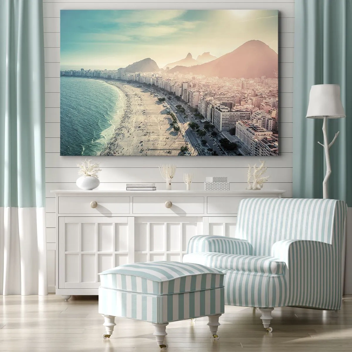 Lærredstryk - Billede på lærred - Panorama over Copacabana-stranden med bjerge i baggrunden i Rio de Janeiro - 70x50cm - Evig ferie i Rio - Moderne vægdekoration til stue og soveværelse ARTTOR