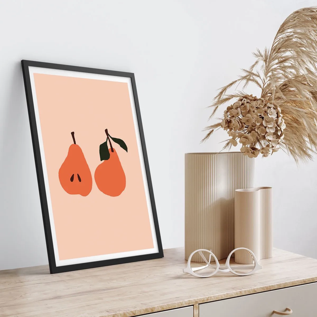 Plakat i sort ramme - En minimalistisk illustration af to pærer på en beige baggrund. - 50x70cm - Sødmen selv - Moderne vægdekoration til stue og soveværelse ARTTOR