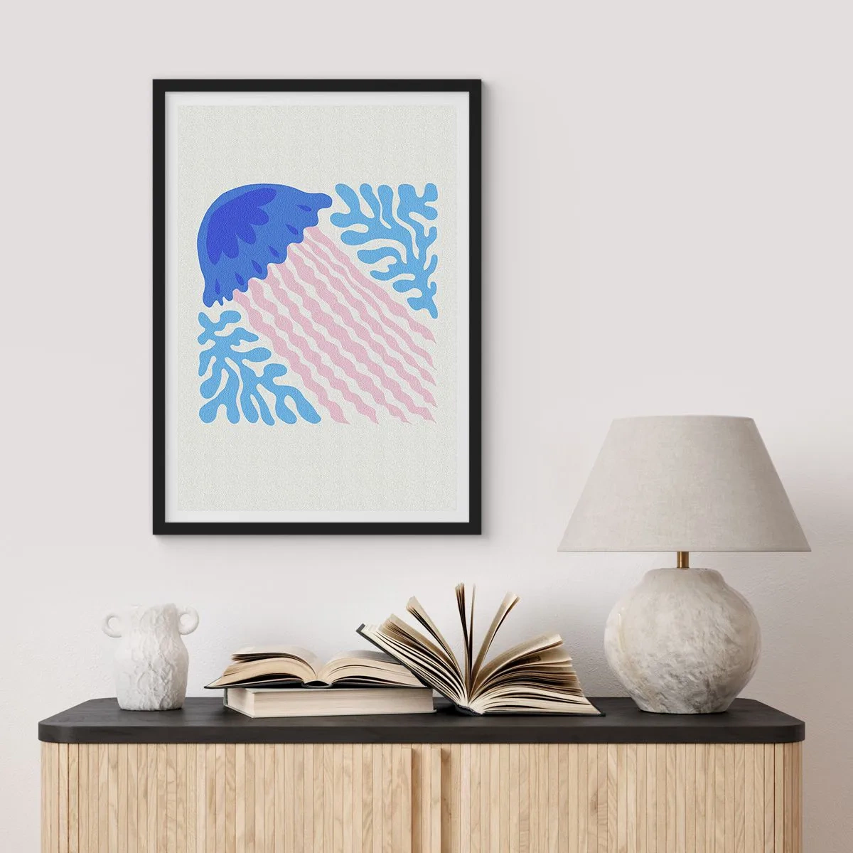 Plakat i sort ramme - Stiliseret vandmand omgivet af undervandsvegetation - 50x70cm - Som fra en anden verden - Moderne vægdekoration til stue og soveværelse ARTTOR