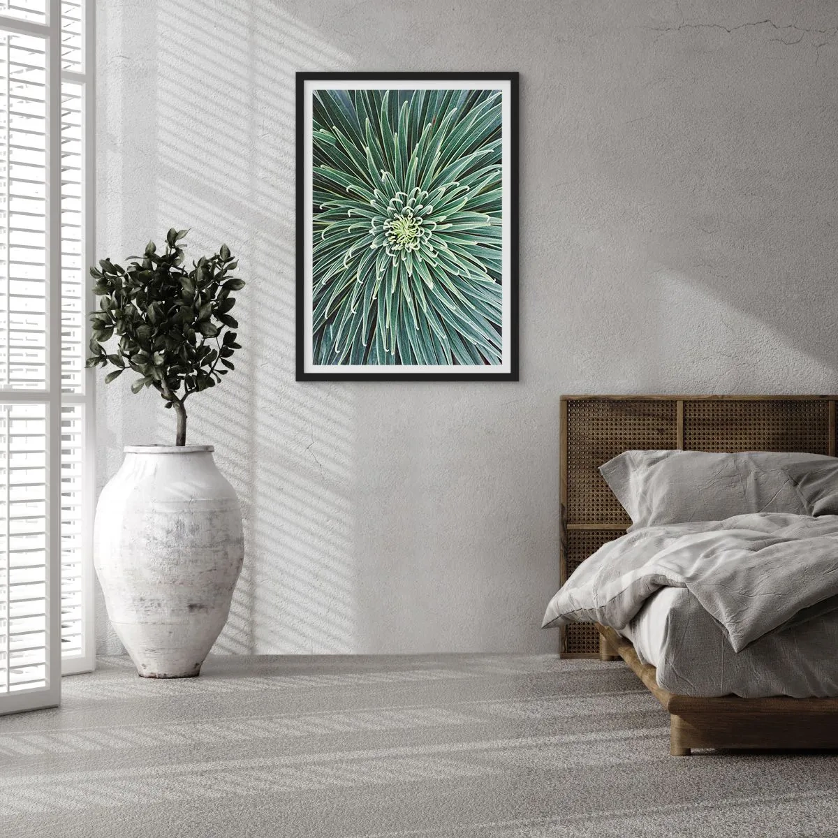 Plakat i sort ramme - Et nærbillede af en grøn plante med symmetriske blade. - 50x70cm - En stjernes fødsel - Moderne vægdekoration til stue og soveværelse ARTTOR