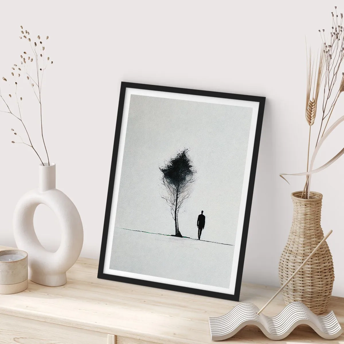 Plakat i sort ramme - En minimalistisk silhuet og et ensomt træ - 50x70cm - Vi vandrer alle - Moderne vægdekoration til stue og soveværelse ARTTOR