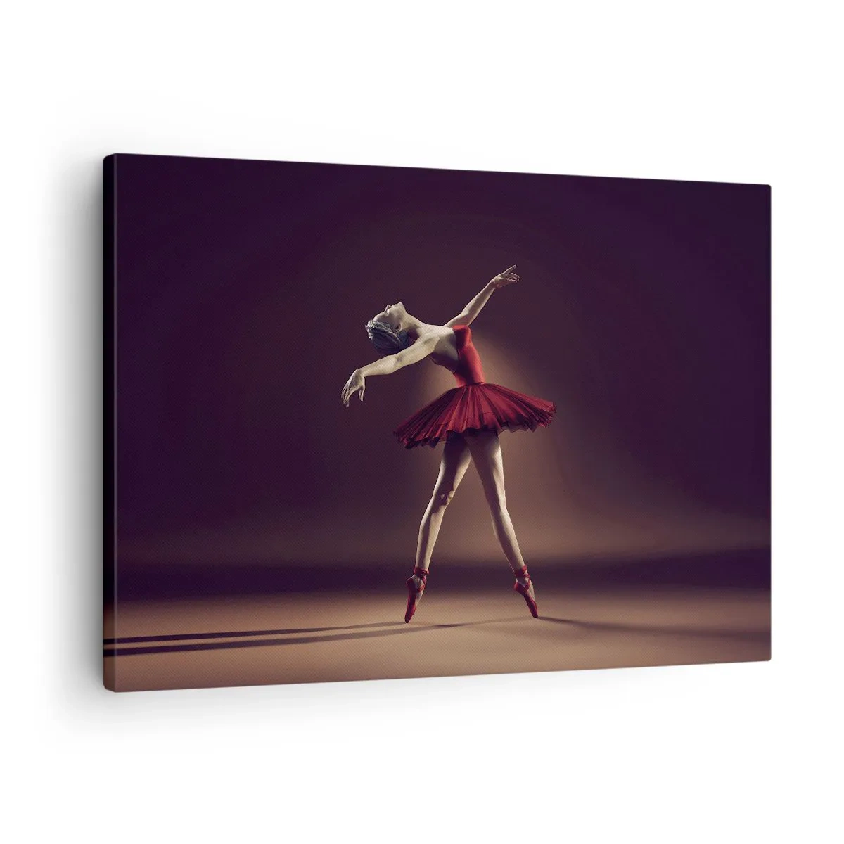 Lærredstryk - Billede på lærred - En balletdanser i en rød kjole mod en scenes baggrund - 70x50cm - Prima ballerina - Moderne vægdekoration til stue og soveværelse ARTTOR
