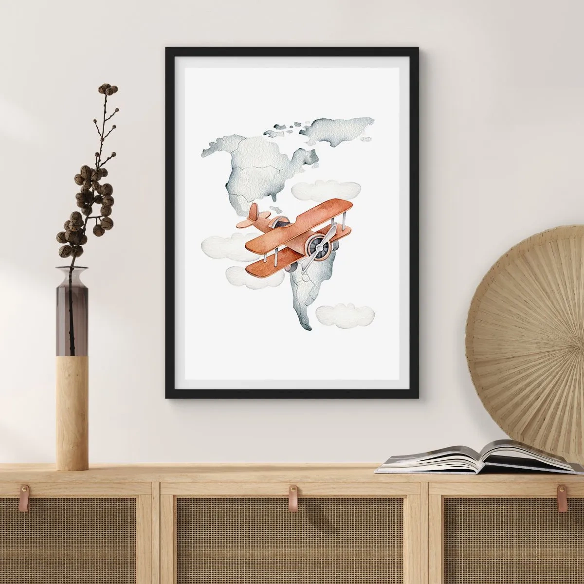 Plakat i sort ramme - En biplan over et verdenskort i skyerne - 50x70cm - I den banebrydende ånd - Moderne vægdekoration til stue og soveværelse ARTTOR