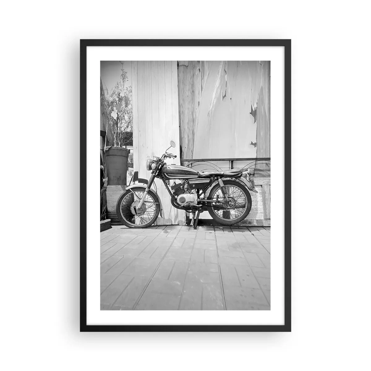 Plakat i sort ramme - Retro motorcykel mod en trævæg - 50x70cm - Klassikere frem for alt - Moderne vægdekoration til stue og soveværelse ARTTOR