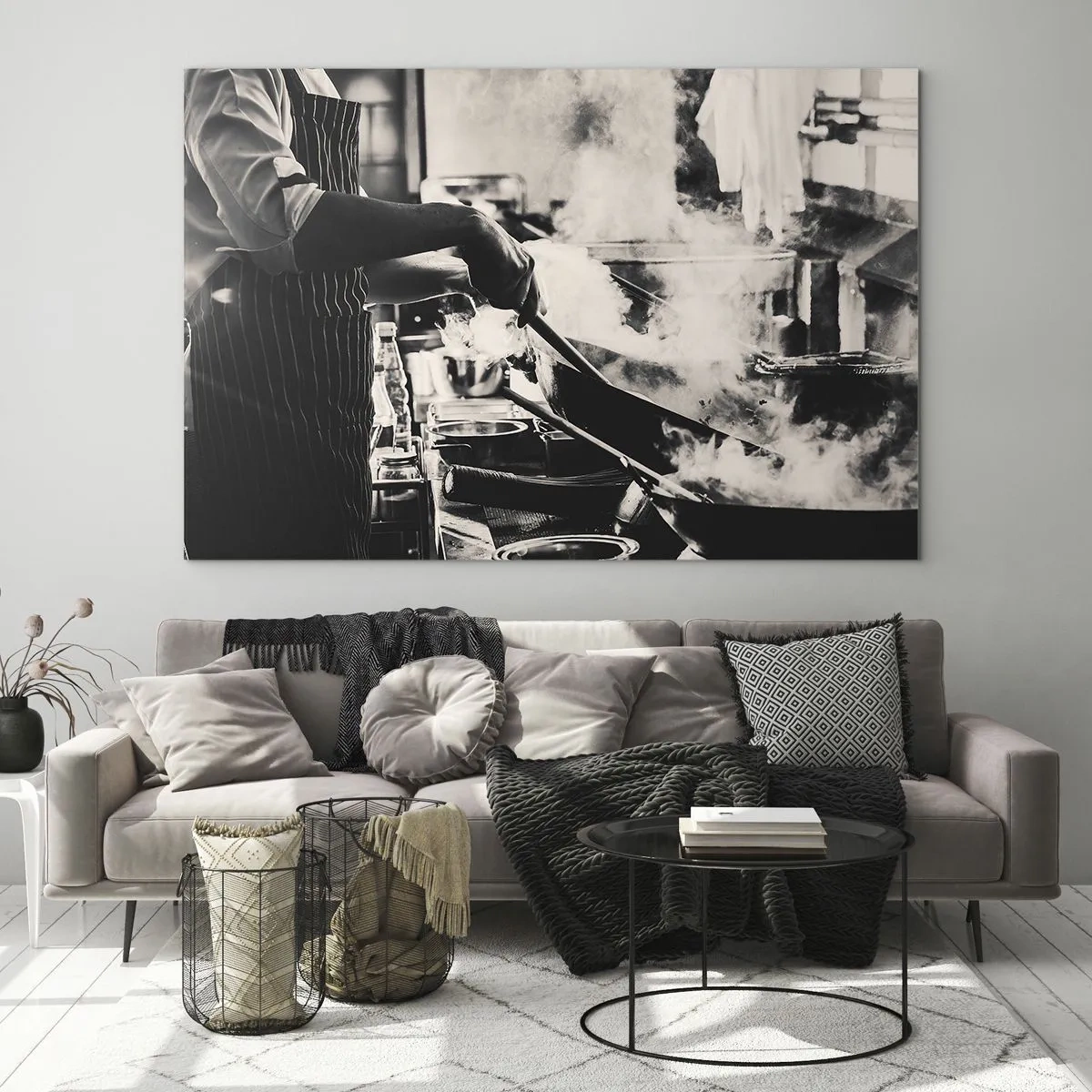 Billede på glas - En kok i aktion med en stegepande i et køkken fyldt med damp - 70x50cm - Smagernes alkymi - Moderne vægdekoration til stue og soveværelse ARTTOR
