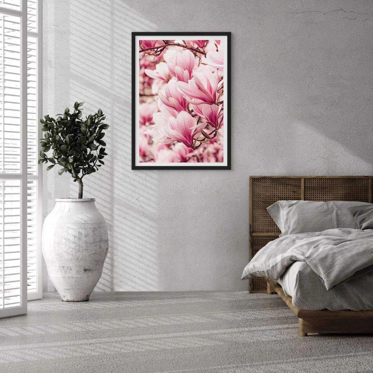 Plakat i sort ramme - Romantisk blomstrende magnoliaer i sart lyserød - 50x70cm - Foråret er lyserødt - Moderne vægdekoration til stue og soveværelse ARTTOR