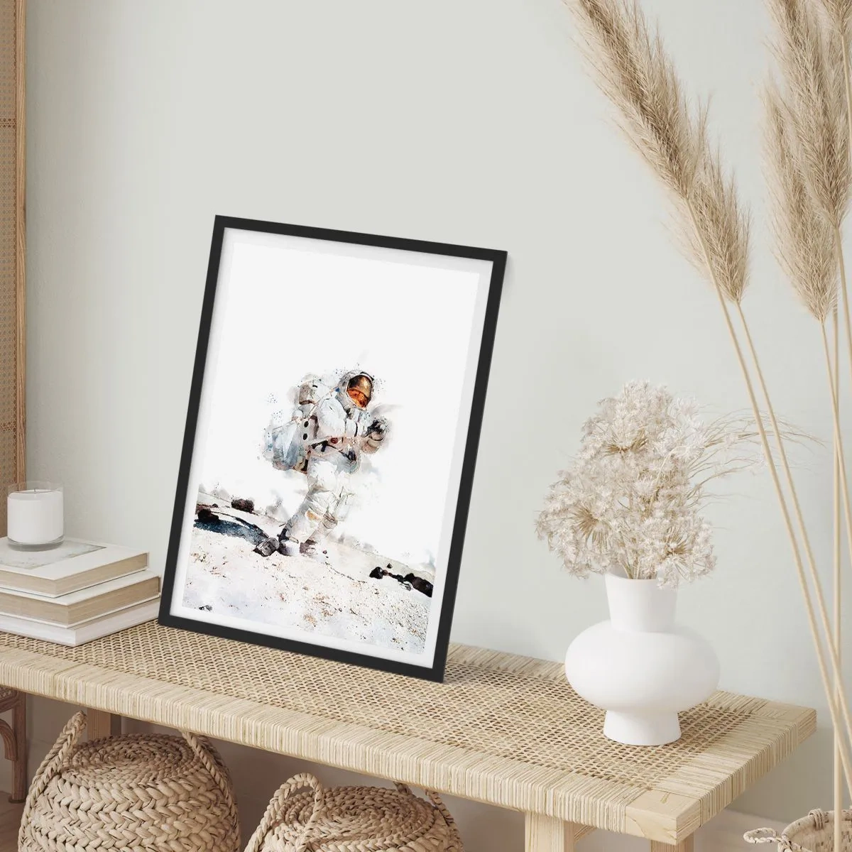 Plakat i sort ramme - En astronaut i rumdragt på månens overflade - 50x70cm - Jordens budbringer - Moderne vægdekoration til stue og soveværelse ARTTOR