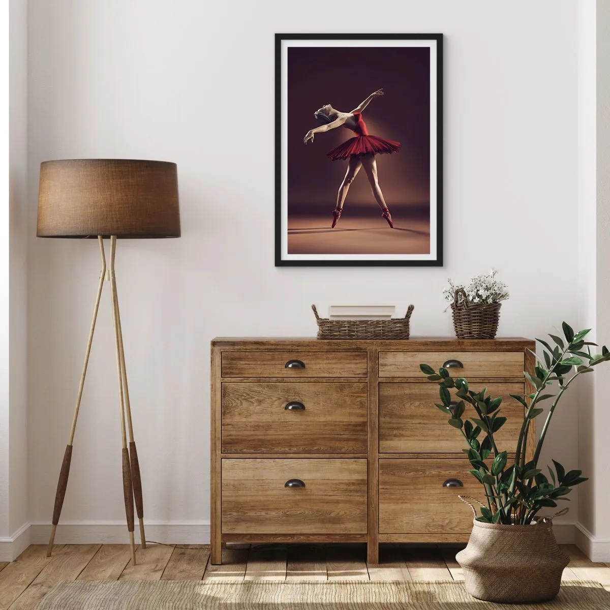 Plakat i sort ramme - En balletdanser i en rød kjole på scenen - 50x70cm - Prima ballerina - Moderne vægdekoration til stue og soveværelse ARTTOR