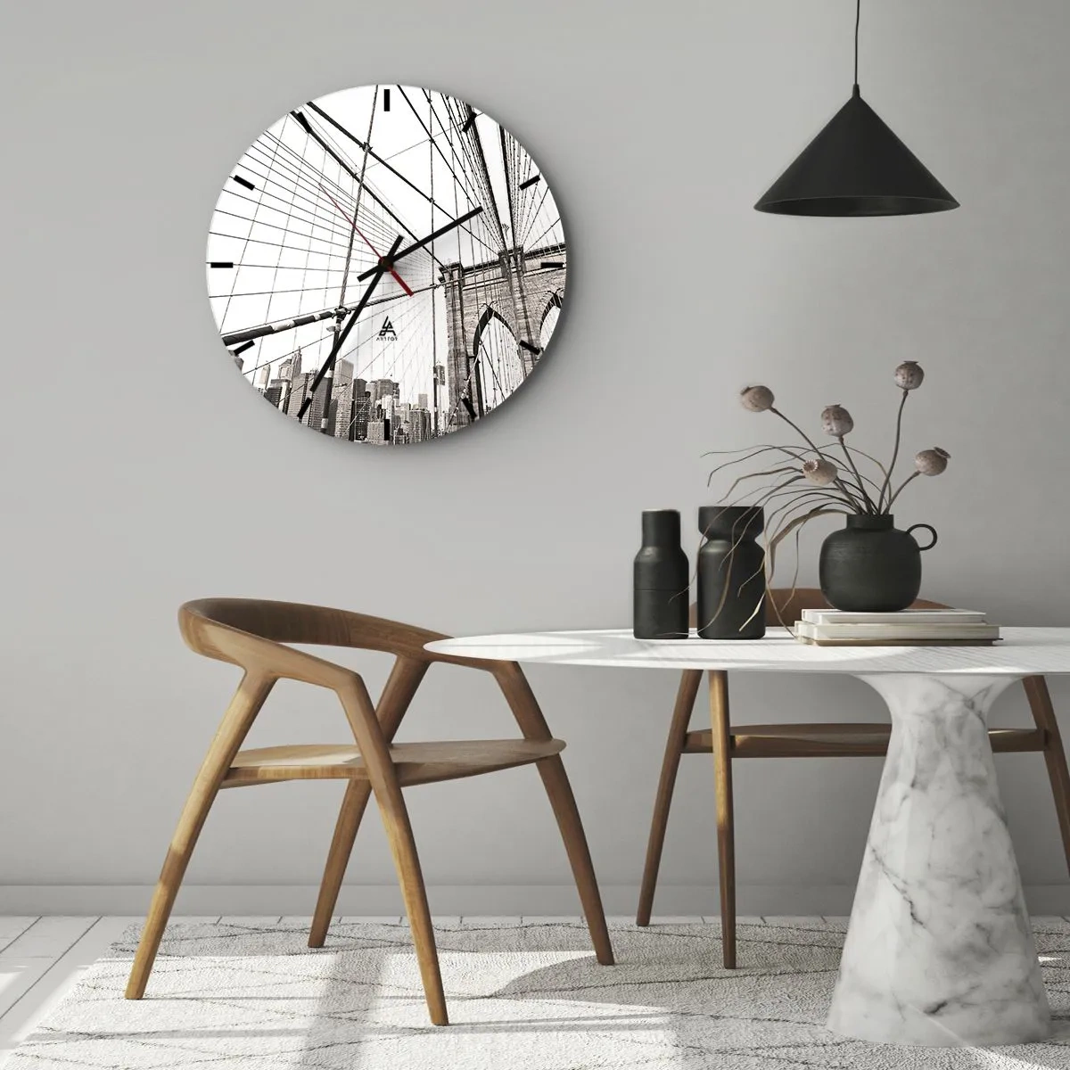 Vægur, Uret - Et billede af en rebbro med byens skyline i baggrunden i grå nuancer. - 30x30cm - Katedralen i New York - Moderne vægdekoration til stue, køkken og soveværelse ARTTOR