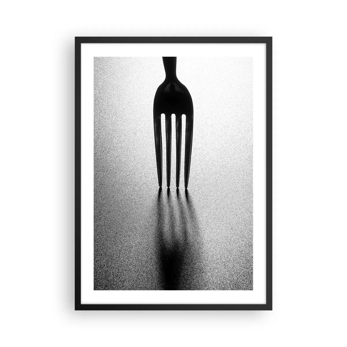 Plakat i sort ramme - Et minimalistisk sort-hvidt fotografi af en gaffel og en skygge. - 50x70cm - Lys og skygge - Moderne vægdekoration til stue og soveværelse ARTTOR