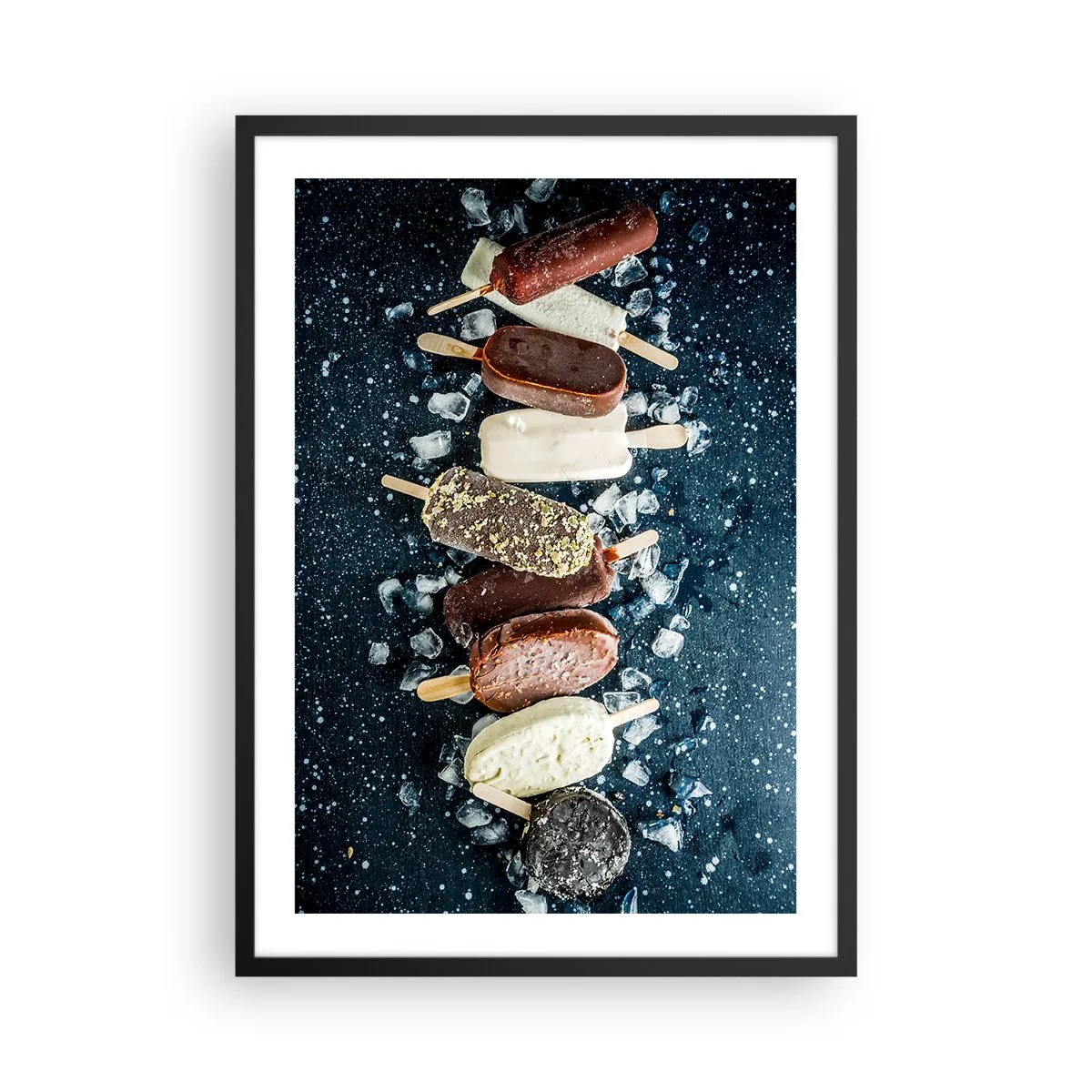 Plakat i sort ramme - Assorterede ispinde omgivet af is mod en mørk himmel - 50x70cm - En smag af varm sommer - Moderne vægdekoration til stue og soveværelse ARTTOR