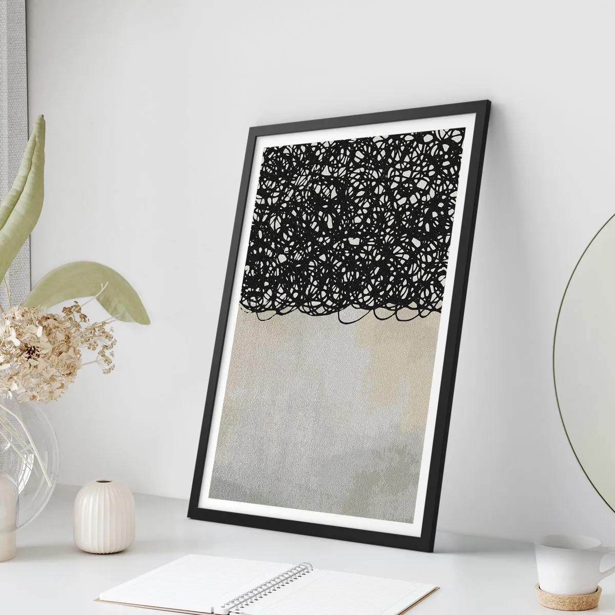 Plakat i sort ramme - Abstrakt komposition med sorte linjer på en lys baggrund - 50x70cm - En hvirvlende abstraktion - Moderne vægdekoration til stue og soveværelse ARTTOR