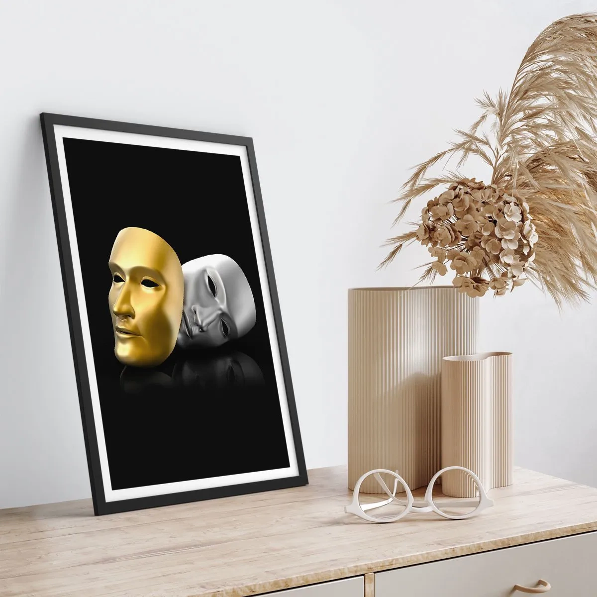 Plakat i sort ramme - Guld- og sølvmaske på sort baggrund - 50x70cm - Livet er teater - Moderne vægdekoration til stue og soveværelse ARTTOR