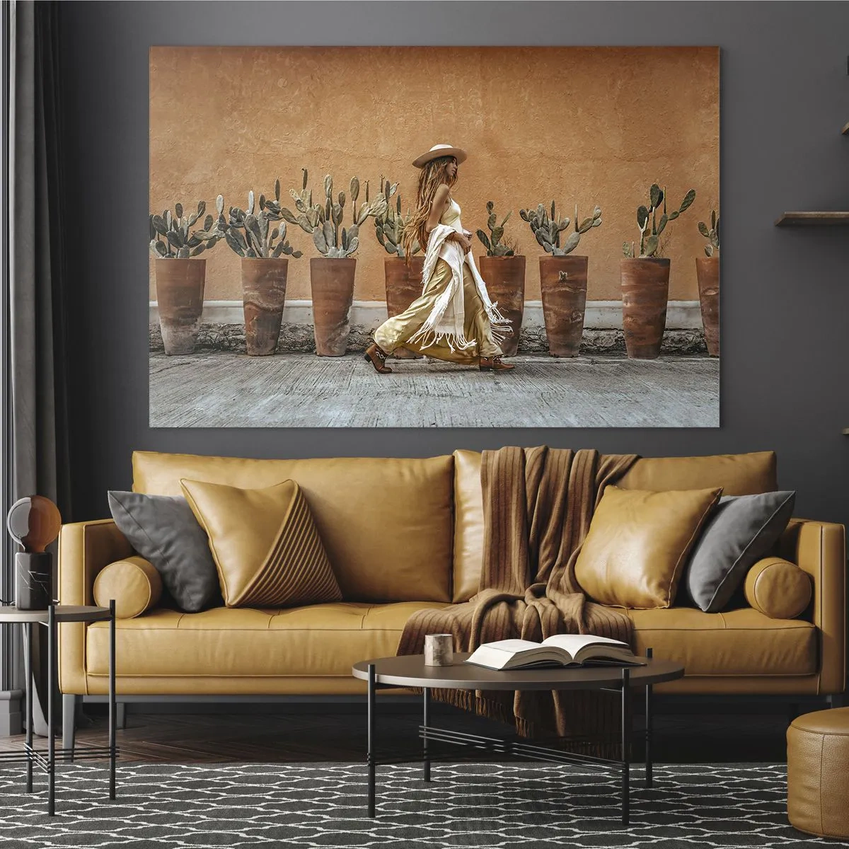 Billede på glas - En kvinde i boho-stil går forbi potter med kaktus. - 70x50cm - I en hippieagtig stil - Moderne vægdekoration til stue og soveværelse ARTTOR