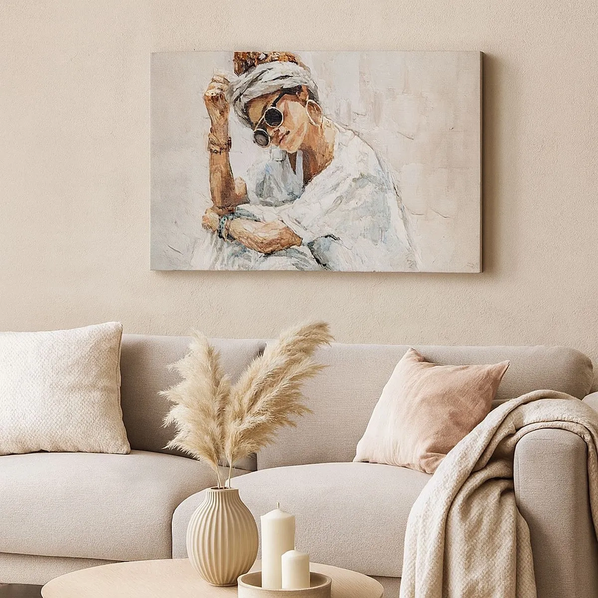 Lærredstryk - Billede på lærred - Portræt af en kvinde med solbriller mod en lys væg - 70x50cm - Portræt i fuldt sollys - Moderne vægdekoration til stue og soveværelse ARTTOR