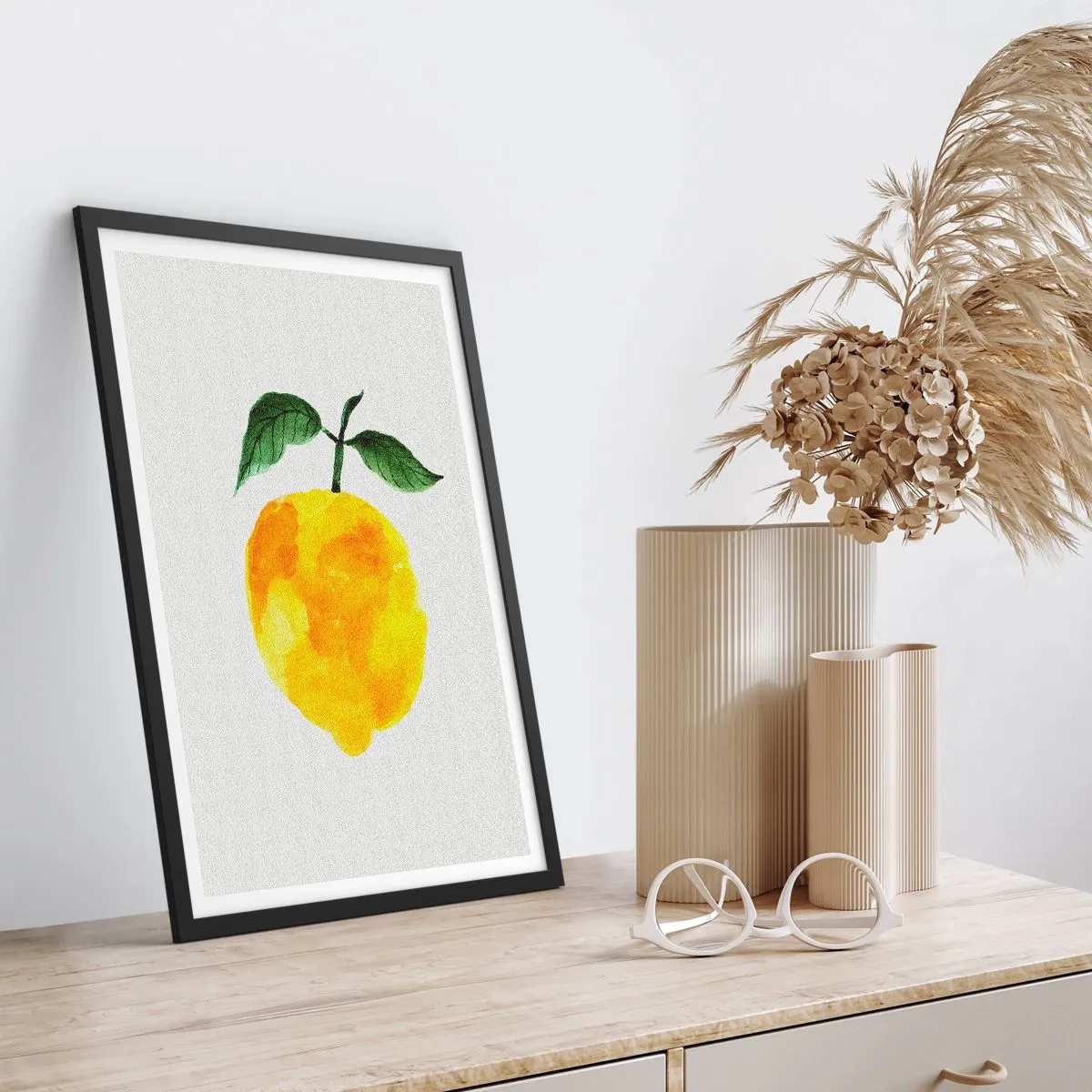 Plakat i sort ramme - Akvarel illustration af en citron med blade på en lys baggrund - 50x70cm - Hvordan man kender smagen af solen - Moderne vægdekoration til stue og soveværelse ARTTOR