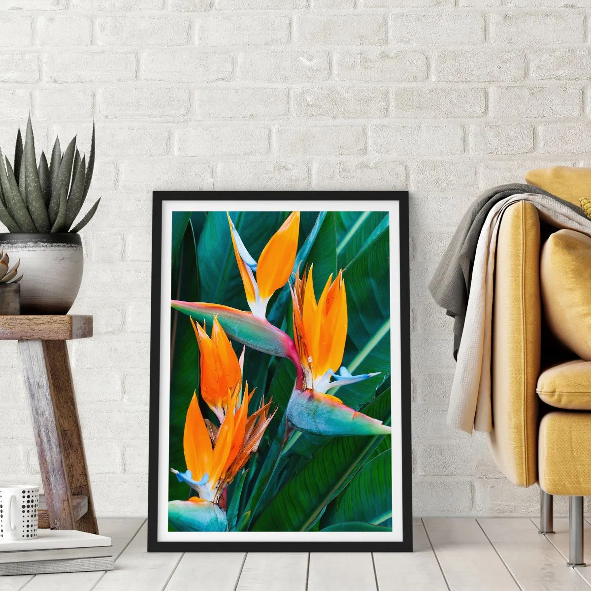 Plakat i sort ramme - Strelitzia-blomster omgivet af grønne blade - 50x70cm - Er det en blomst eller er det en fugl? - Moderne vægdekoration til stue og soveværelse ARTTOR