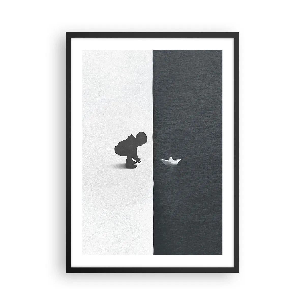 Plakat i sort ramme - Et barn læner sig ud over vandet med en papirbåd - 50x70cm - Stor ekspedition - Moderne vægdekoration til stue og soveværelse ARTTOR