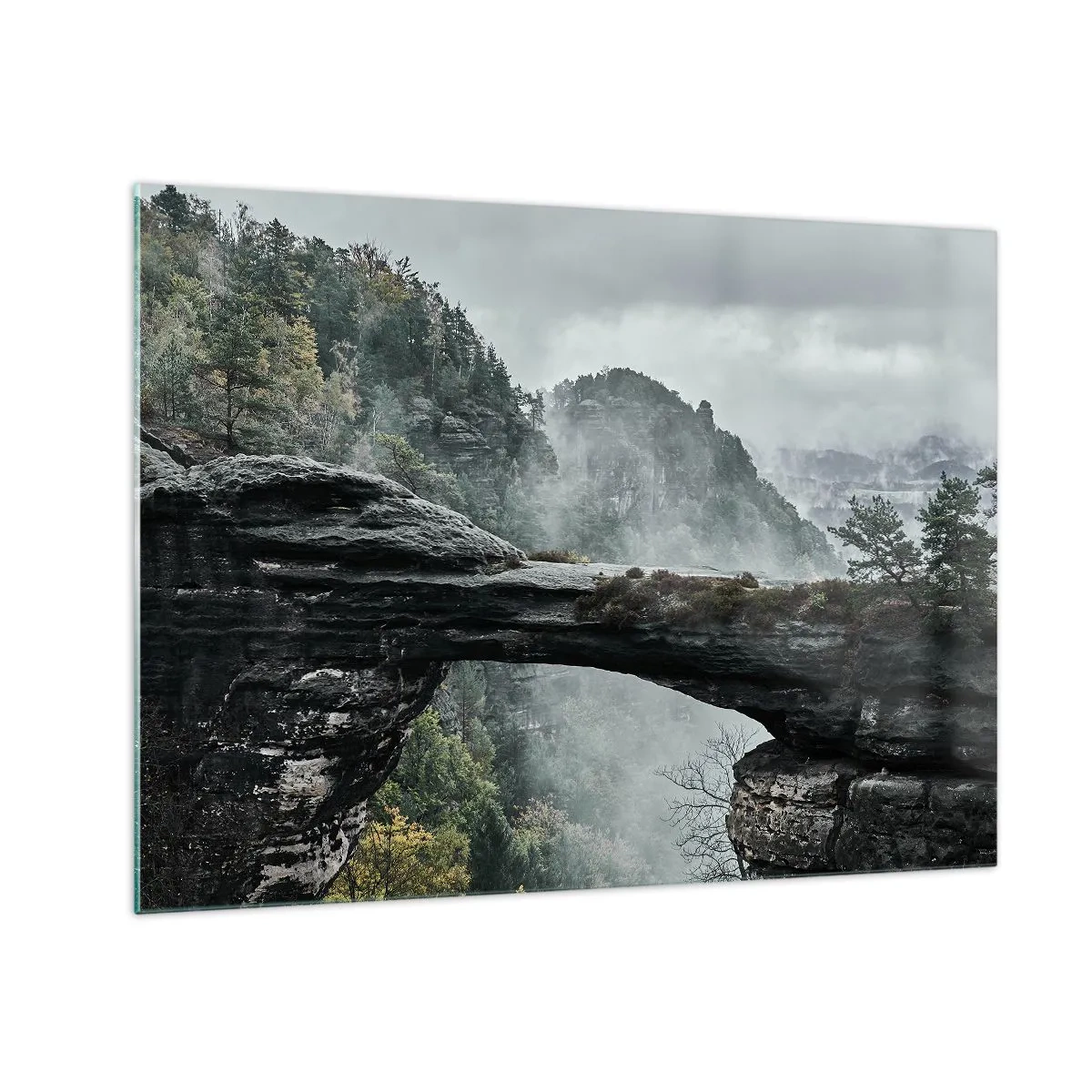 Billede på glas - En stenbro blandt tågede bjerge og et skovlandskab - 70x50cm - Eventyret er ved at begynde - Moderne vægdekoration til stue og soveværelse ARTTOR