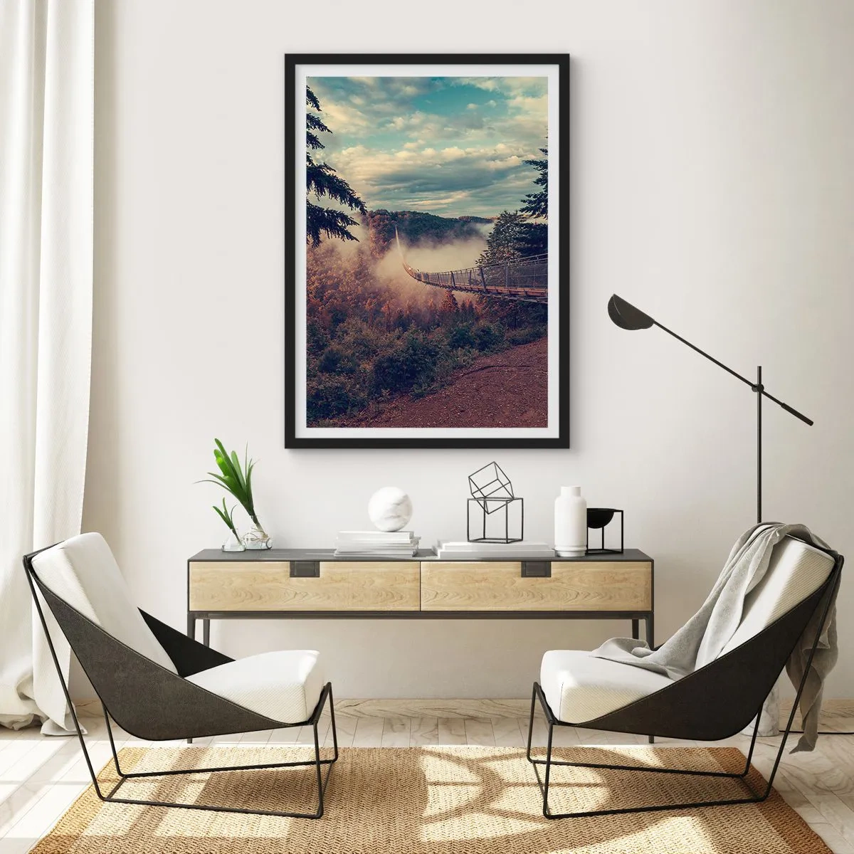 Plakat i sort ramme - En hængebro blandt tågede bjerge ved solnedgang - 50x70cm - Over efterårsskoven - Moderne vægdekoration til stue og soveværelse ARTTOR
