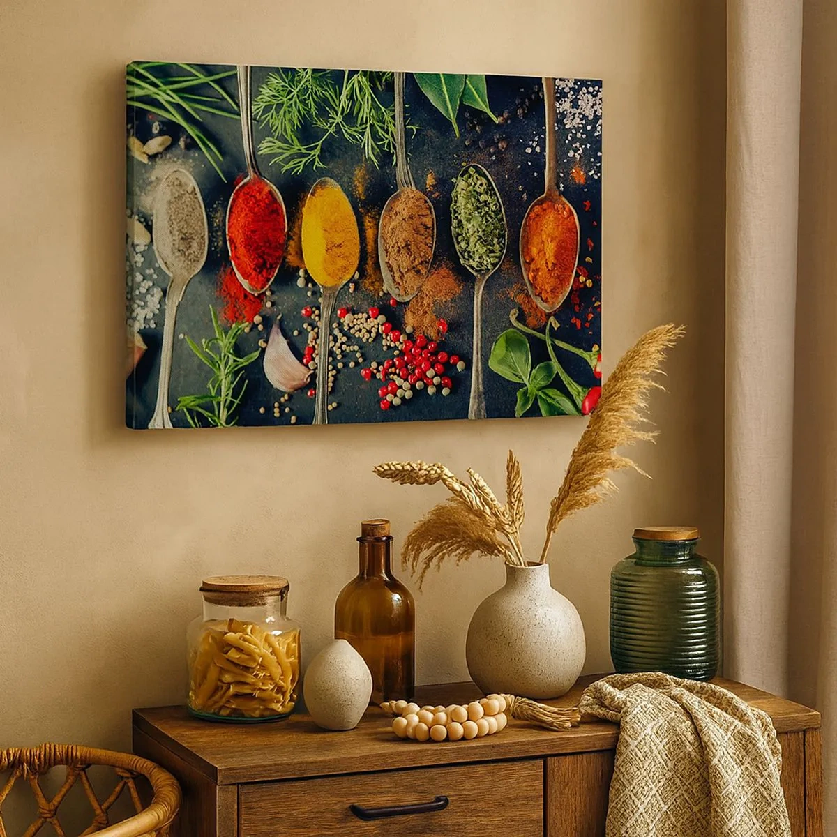 Lærredstryk - Billede på lærred - Farverige krydderier på skeer med urter i baggrunden - 70x50cm - Kulinarisk magi - Moderne vægdekoration til stue og soveværelse ARTTOR