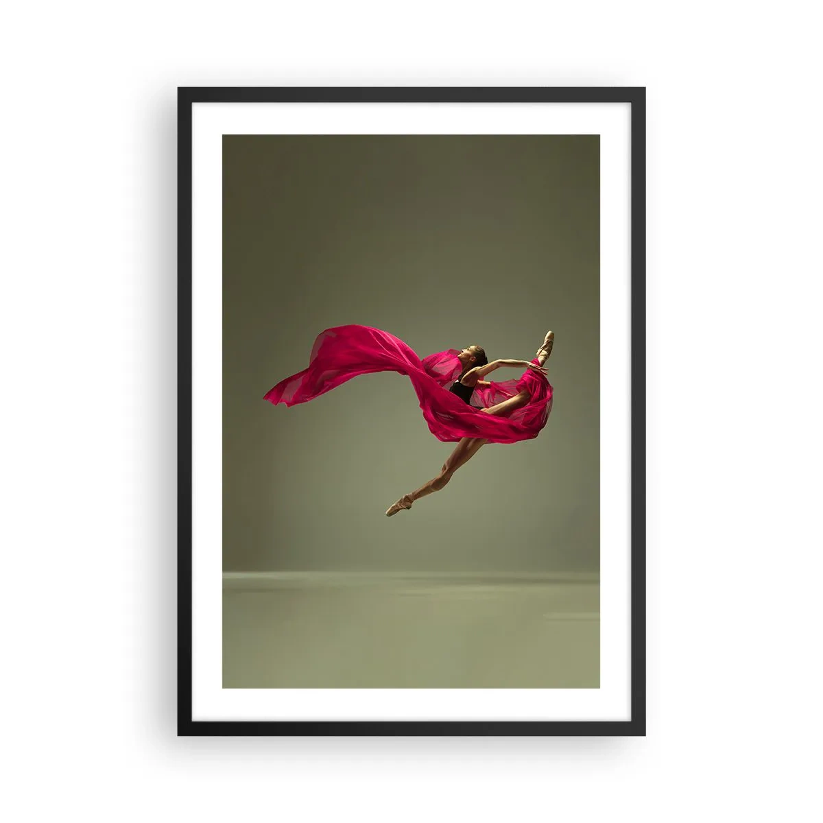 Plakat i sort ramme - En ballerina i rødt stof udfører et dynamisk hop. - 50x70cm - Dansende flamme - Moderne vægdekoration til stue og soveværelse ARTTOR