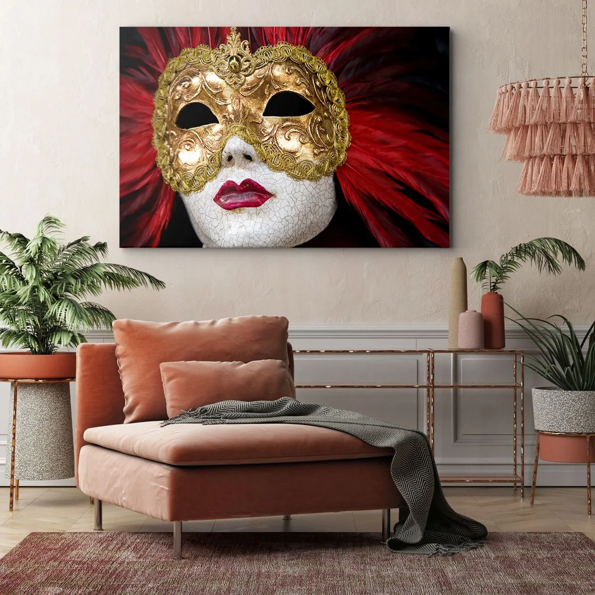 Lærredstryk - Billede på lærred - Guld venetiansk maske med røde fjer - 70x50cm - Løftet om et karnevalseventyr - Moderne vægdekoration til stue og soveværelse ARTTOR