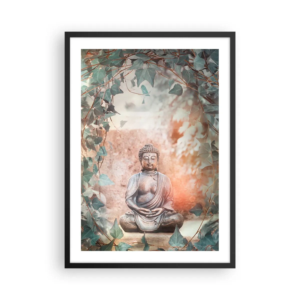 Plakat i sort ramme - En Buddha-statue omgivet af vedbend i en meditativ aura - 50x70cm - Glædelig harmoni - Moderne vægdekoration til stue og soveværelse ARTTOR