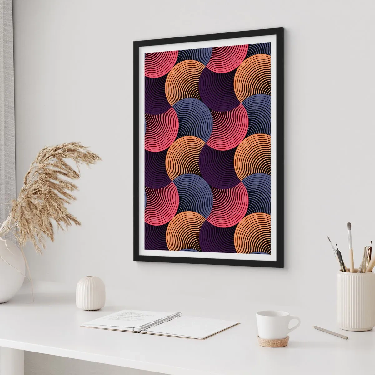 Plakat i sort ramme - Geometrisk mønster med farverige, koncentriske cirkler - 50x70cm - I en cirkulær rytme - Moderne vægdekoration til stue og soveværelse ARTTOR