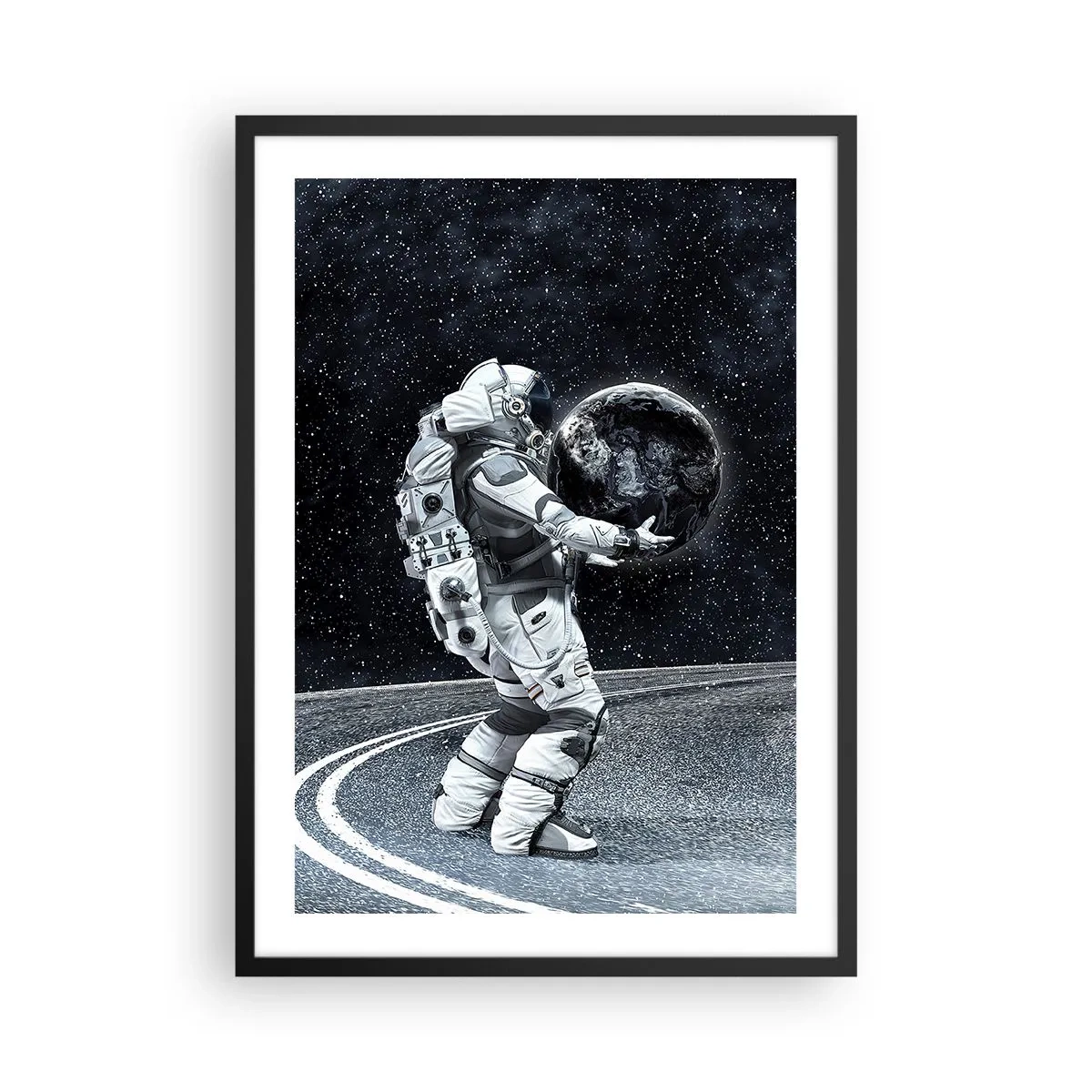Plakat i sort ramme - En astronaut i rummet, der holder en kugle, der ligner Jorden. - 50x70cm - På Mælkevejen - Moderne vægdekoration til stue og soveværelse ARTTOR