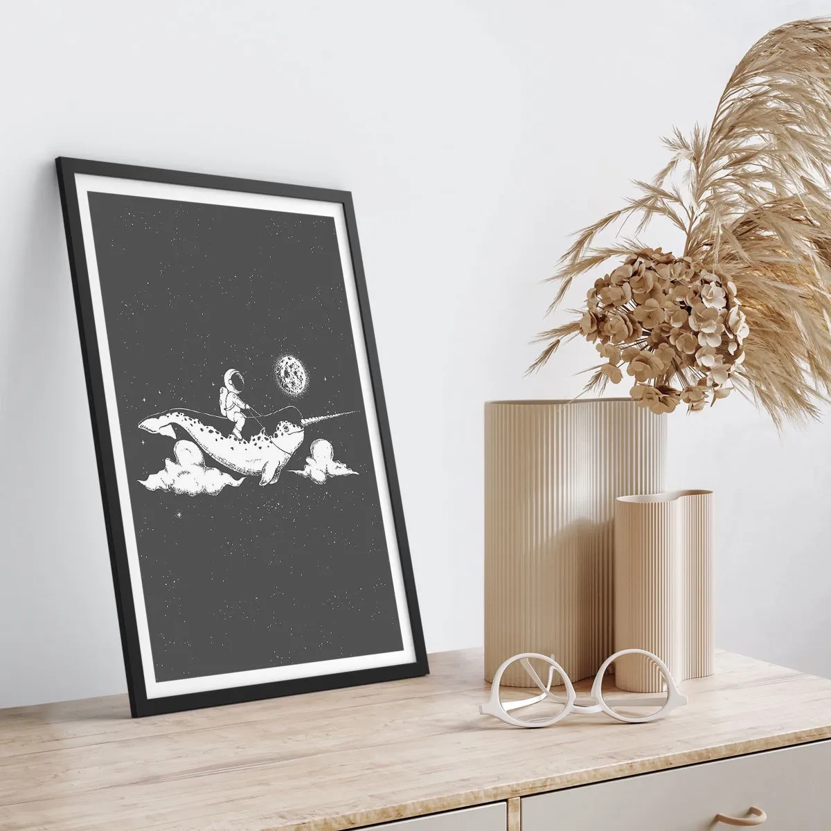 Plakat i sort ramme - Astronaut på ryggen af en narhval i rummet - 50x70cm - Rumrytter - Moderne vægdekoration til stue og soveværelse ARTTOR