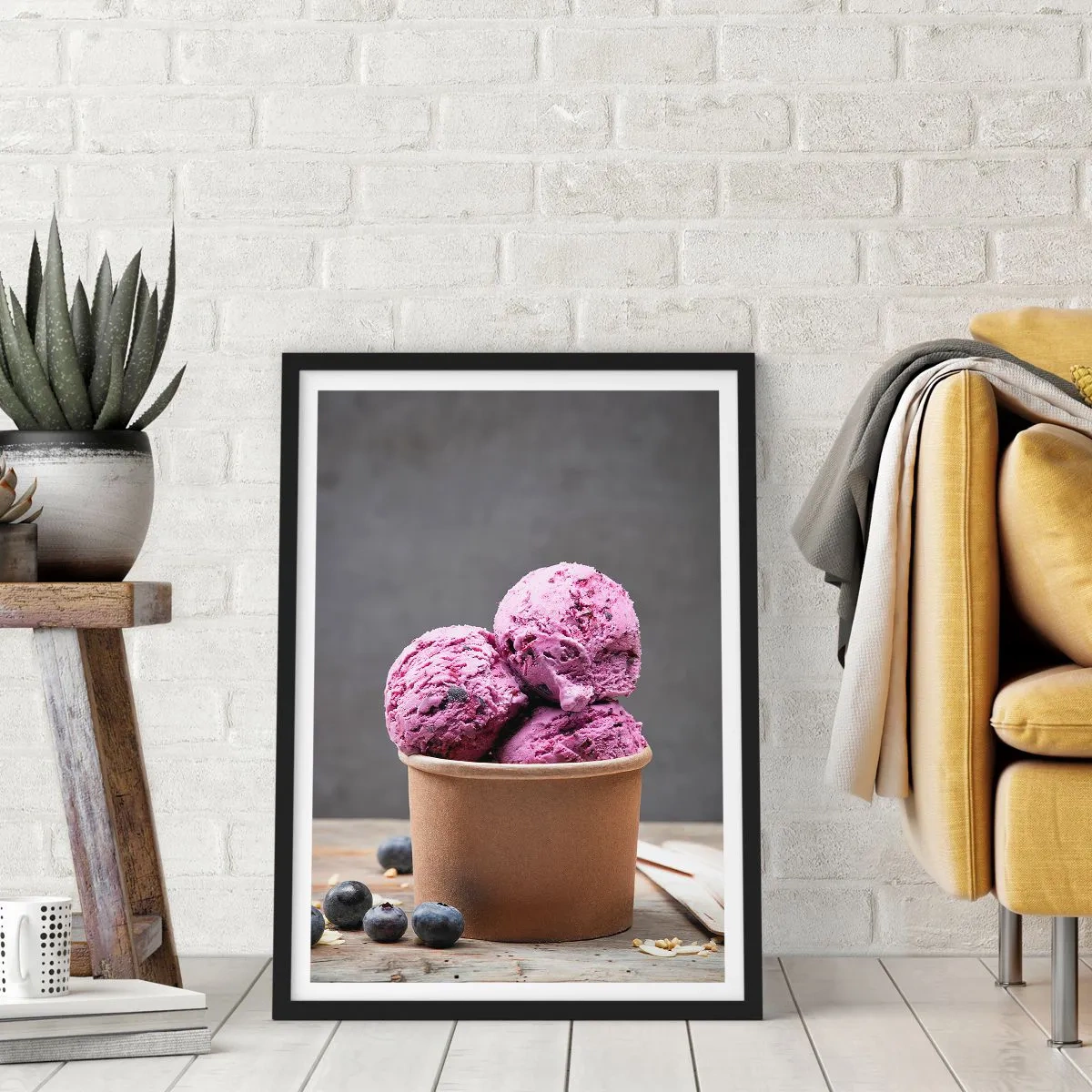 Plakat i sort ramme - Kugler blåbæris i en papkrus - 50x70cm - Sødme og kølighed - Moderne vægdekoration til stue og soveværelse ARTTOR