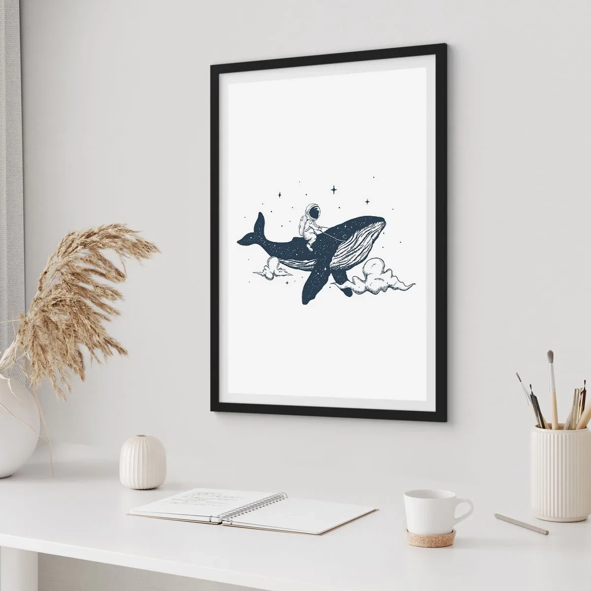 Plakat i sort ramme - En farverig illustration af en rumraket, der flyver blandt stjernerne. - 50x70cm - Et kosmisk eventyr - Moderne vægdekoration til stue og soveværelse ARTTOR