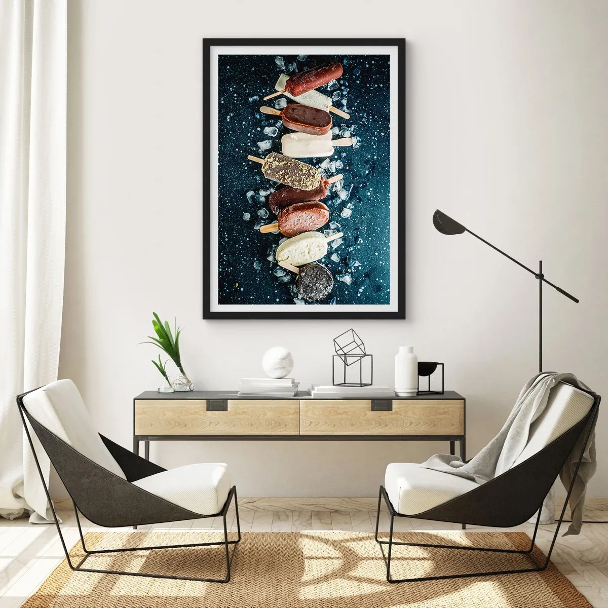 Plakat i sort ramme - Assorterede ispinde omgivet af is mod en mørk himmel - 50x70cm - En smag af varm sommer - Moderne vægdekoration til stue og soveværelse ARTTOR