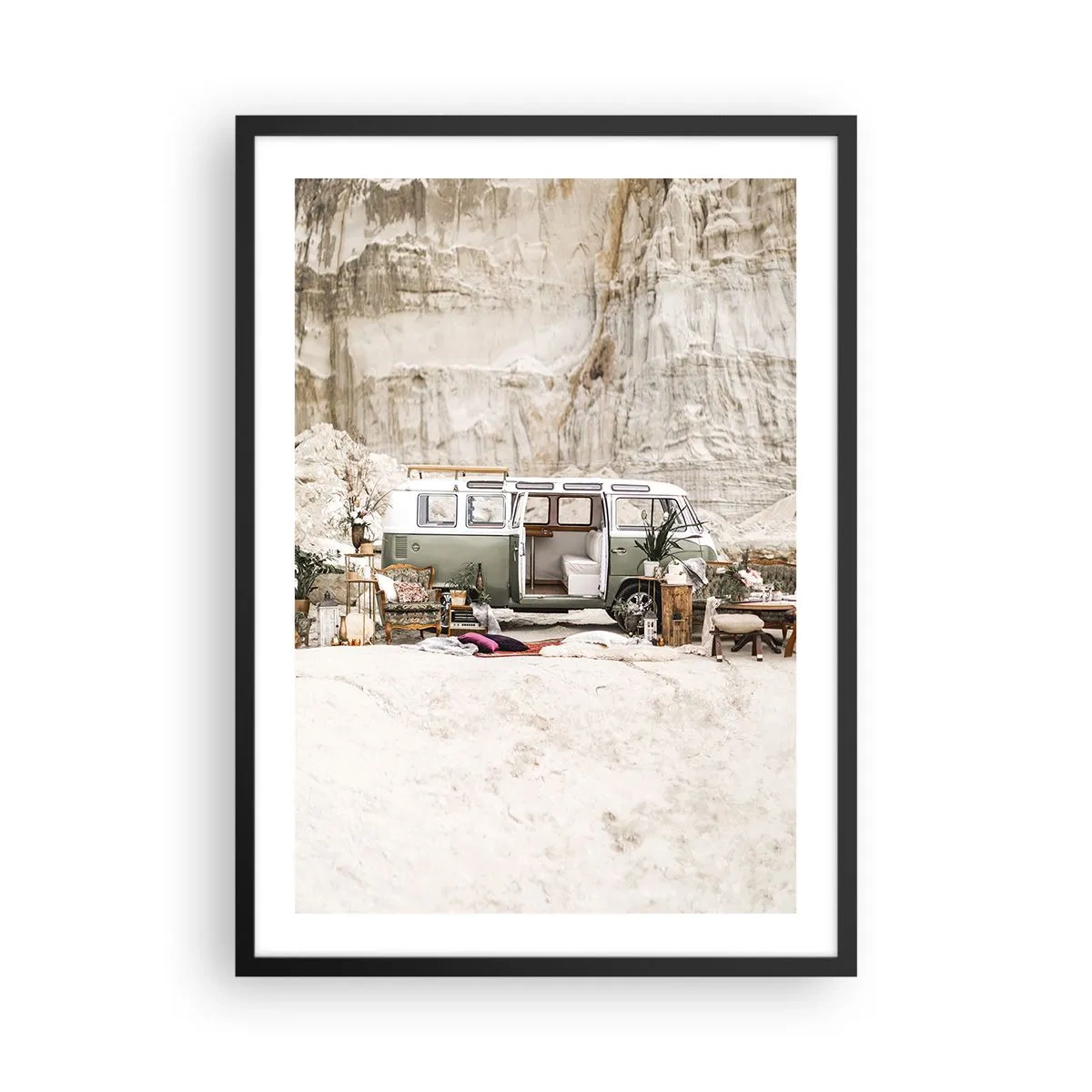 Plakat i sort ramme - Retro camping i minibus i ørkenomgivelser med rustikke detaljer - 50x70cm - Tid til at starte rejsen - Moderne vægdekoration til stue og soveværelse ARTTOR