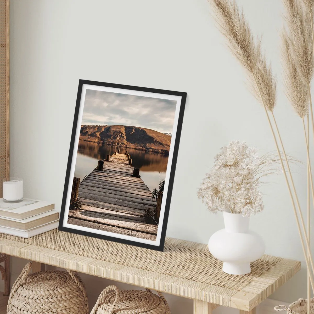 Plakat i sort ramme - En træbro fører til en rolig sø med bjerge i baggrunden - 50x70cm - Et landskab i stilhed - Moderne vægdekoration til stue og soveværelse ARTTOR