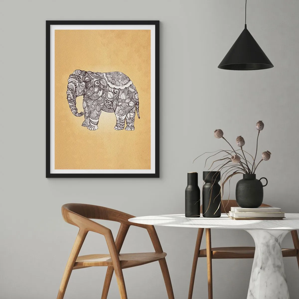 Plakat i sort ramme - Dekorativ illustration af en elefant med indviklede ornamenter på en gylden baggrund - 50x70cm - Elefanten er blevet blind - Moderne vægdekoration til stue og soveværelse ARTTOR