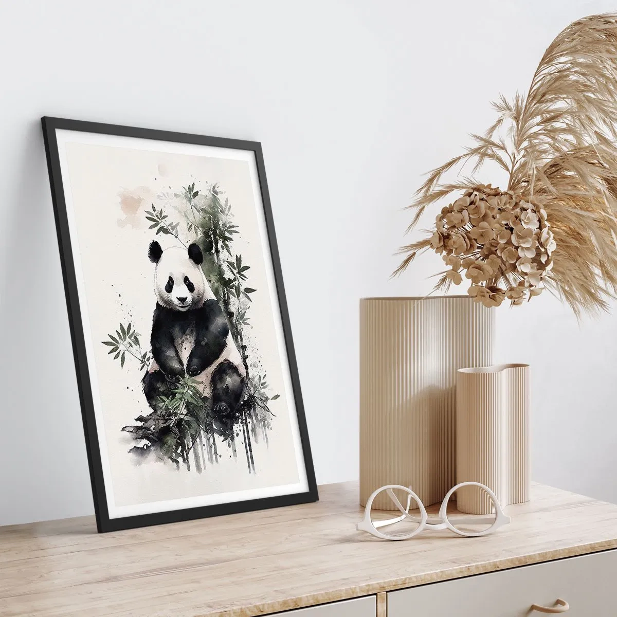 Plakat i sort ramme - Akvarelpanda omgivet af bambusblade - 50x70cm - Hilsner fra Kina - Moderne vægdekoration til stue og soveværelse ARTTOR