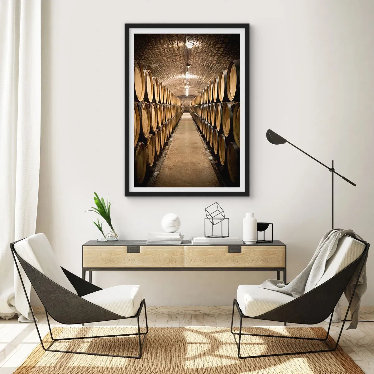 Plakat i sort ramme - En kælder fuld af vinfade - 50x70cm - I en murstenskælder - Moderne vægdekoration til stue og soveværelse ARTTOR