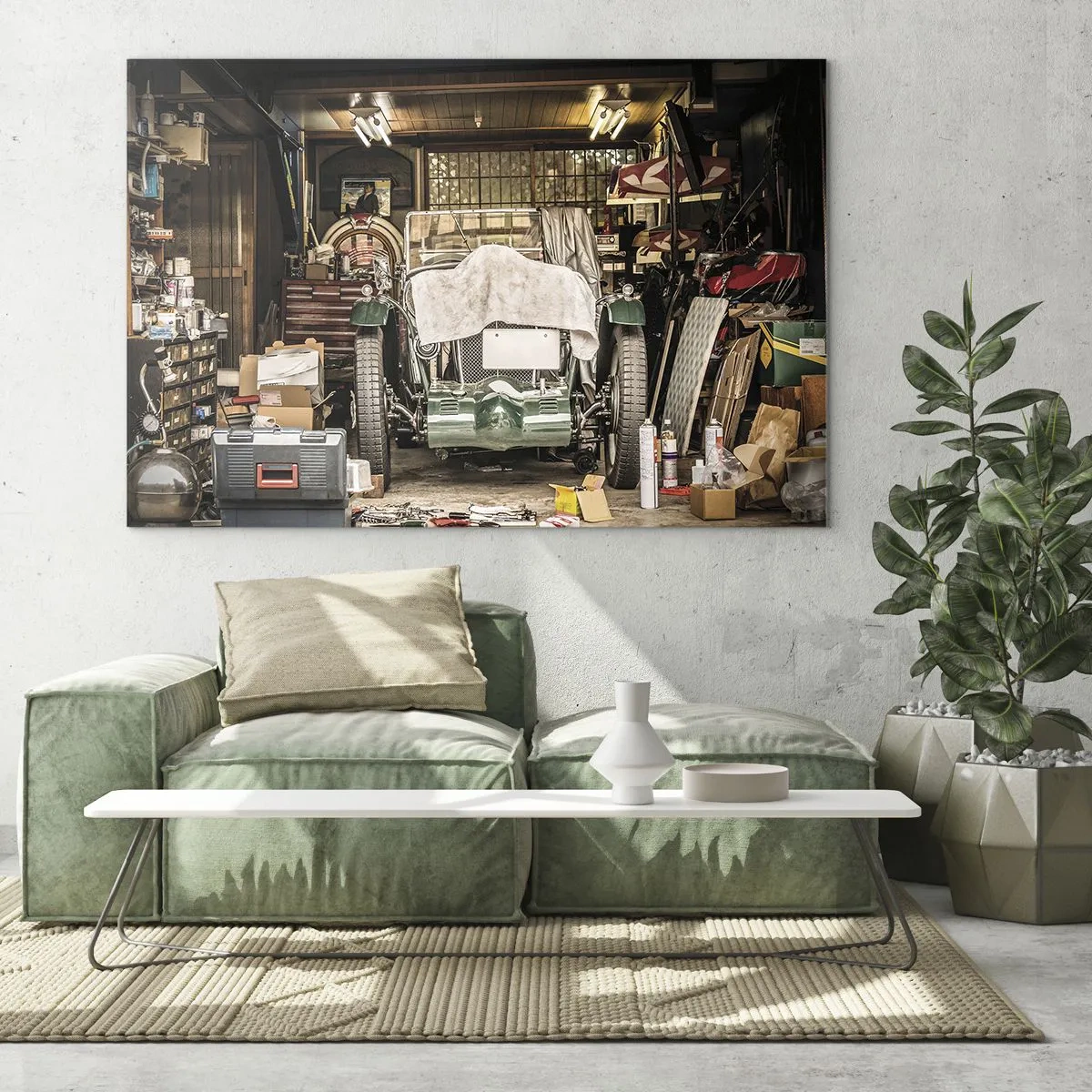 Billede på glas - Vintage garage med en bil dækket af et stof, omgivet af værktøj og kasser - 70x50cm - Tilbage til fortiden - Moderne vægdekoration til stue og soveværelse ARTTOR
