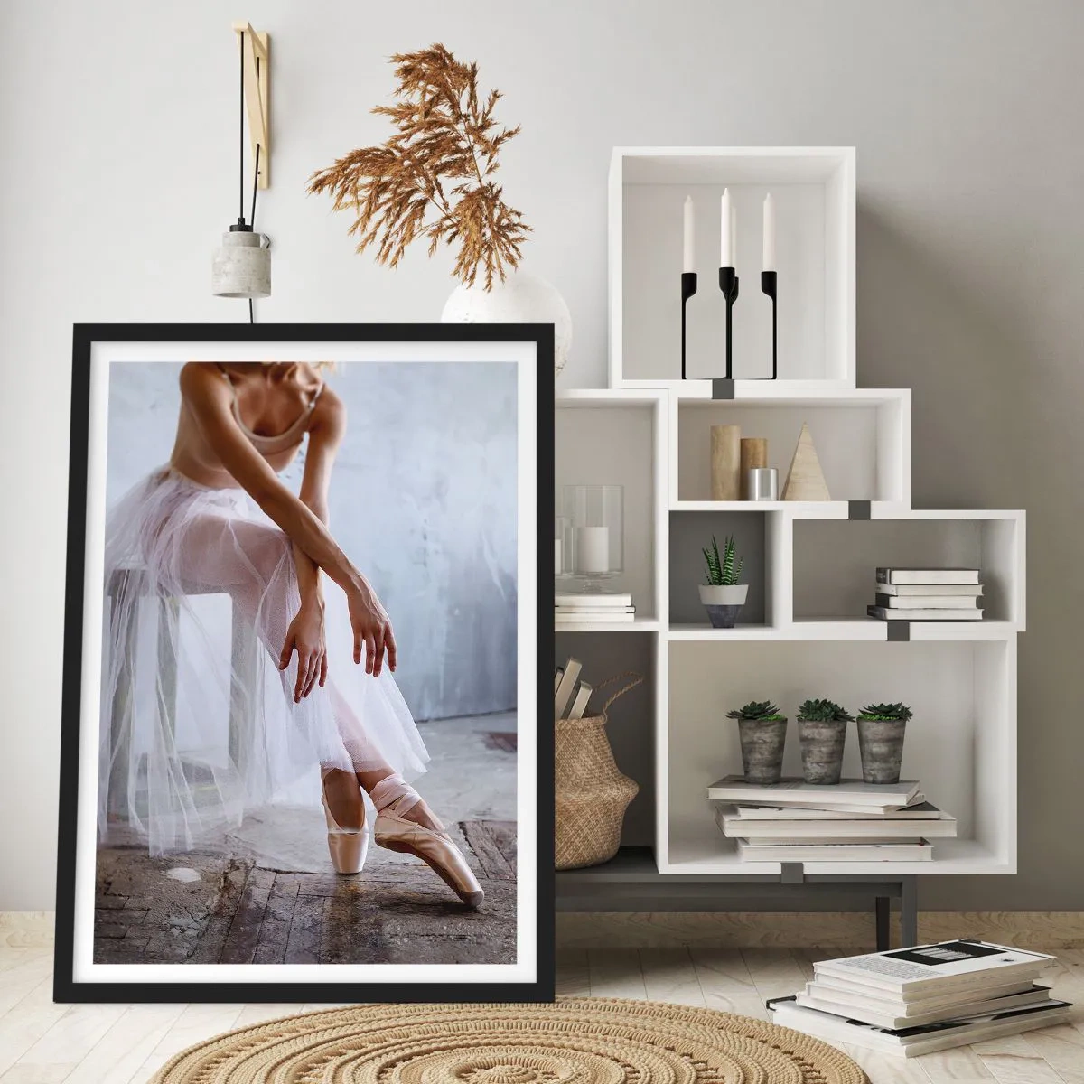 Plakat i sort ramme - En ballerina i en delikat positur mod en industriel baggrund - 50x70cm - Før rampelysene skinner - Moderne vægdekoration til stue og soveværelse ARTTOR
